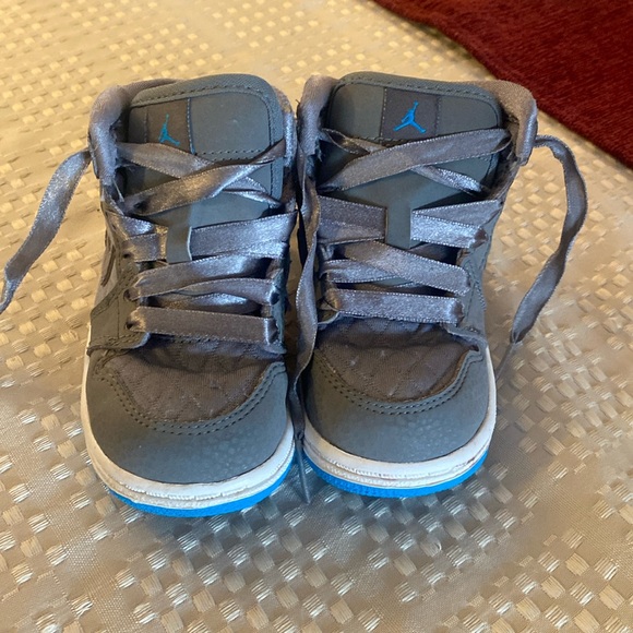 Toddler Boys gray nike air jordans with blue - Picture 1 of 4